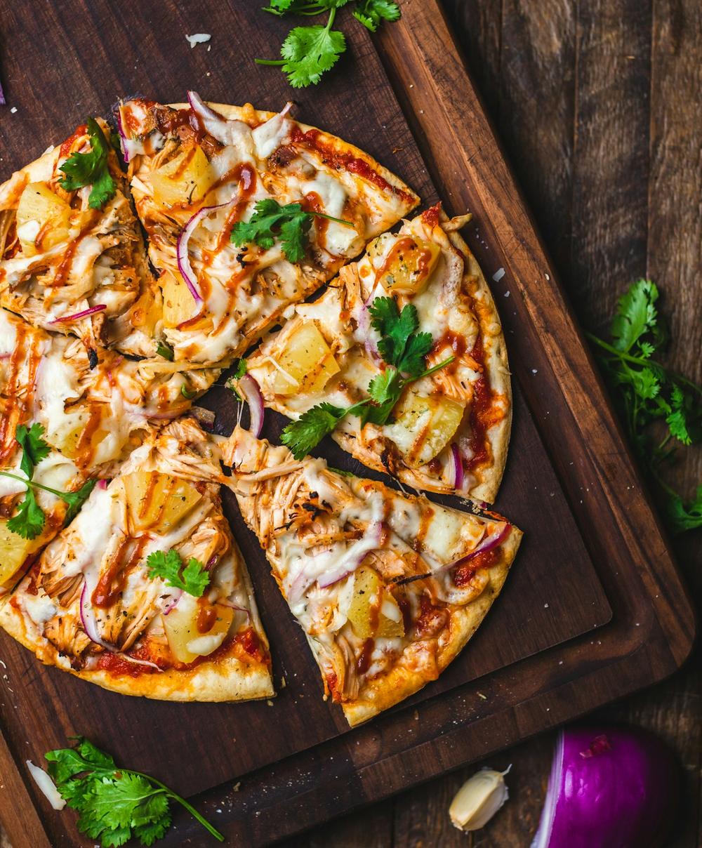 Pizza speciale tagliata a spicchi